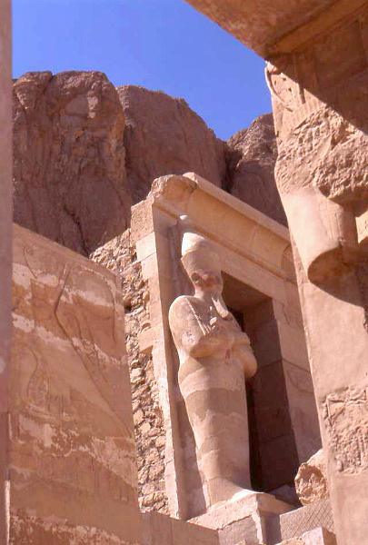 253-Al Deir Al Bahari (tempio di Hatshepsut),13 agosto 2007.jpg